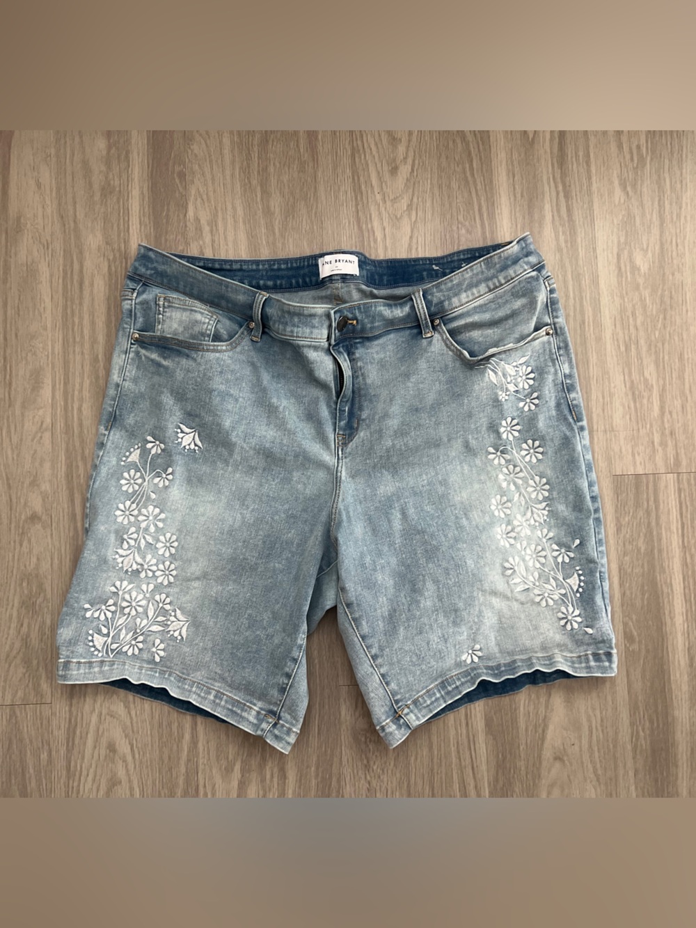 Lane Bryant Size 24 Light Wash Denim Bermuda Shorts White Floral Embroidery
